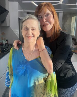 Hilda Abrahamz Instagram - Y así pasamos la tarde con la familia en nuestra casa 💜✨✨✨

Feliz día de la madre 💜✨✨✨✨✨

Me siento feliz de disfrutarte mamá @hildanavarro34 gracias hija mía @danielagrate por siempre ser tan especial y cocinar para nosotras.💜✨✨✨

Las amo ✨✨✨✨