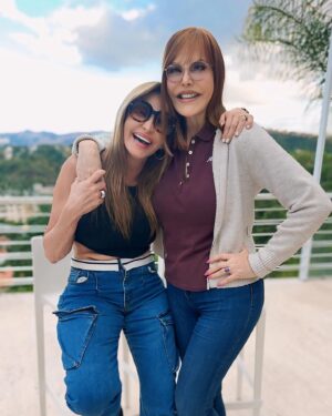 Hilda Abrahamz Instagram - ¿Qué aventura emocionante crees que estamos  planeando este par de mujeres en esta misteriosa reunión? 

Los leemos ✨✨✨