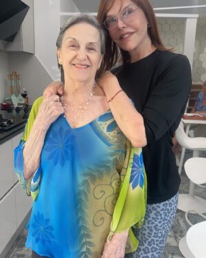 Hilda Abrahamz Instagram - Y así pasamos la tarde con la familia en nuestra casa 💜✨✨✨

Feliz día de la madre 💜✨✨✨✨✨

Me siento feliz de disfrutarte mamá @hildanavarro34 gracias hija mía @danielagrate por siempre ser tan especial y cocinar para nosotras.💜✨✨✨

Las amo ✨✨✨✨