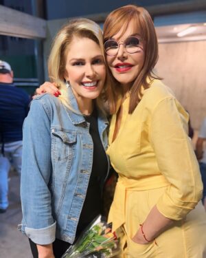 Hilda Abrahamz Instagram - Feliz cumpleaños hermana de mi vida @carolina.perpetuo ✨✨✨ 

🌟👭 Gracias por siempre estar ahí para mí, en los buenos y malos momentos. 🌼🌈 

Hoy celebramos otro año de vida 🥳💕 Te deseo un día lleno de amor, felicidad y todas las cosas maravillosas que mereces. 🎁🌺 

Que este nuevo año de vida esté lleno de sueños cumplidos y nuevos comienzos. ¡Te adoro! ¡Feliz cumpleaños! 🎊🎁💝

#HildaAbrahamz #CarolinaPerpetuo