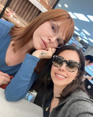 Hilda Abrahamz Instagram - ¡Hola a todos! Hoy quiero dedicarle unas palabras muy especiales a mi amada hija Daniela @danielagrate Ella es mi mayor tesoro, mi fuente de inspiración y mi mayor alegría. Desde el momento en que llegaste a mi vida, has llenado cada día con amor, risas y momentos inolvidables 😁💜

Daniela, eres una luz brillante que ilumina mi camino✨. Tu espíritu valiente y tu pasión por la vida son verdaderamente inspiradores. Cada vez que te veo persiguiendo tus sueños con determinación y dedicación, mi corazón se llena de orgullo y gratitud. Eres un ejemplo para mí y para todos aquellos que te rodean.

Tu belleza interior irradia en cada gesto amable y en cada palabra de aliento que compartes con los demás. Tu empatía y generosidad son cualidades que te distinguen y te convierten en una persona única. Siempre estás dispuesta a tender una mano amiga y a brindar apoyo a quienes te necesitan, sin importar las circunstancias. Eso es algo que admiro profundamente de ti, mi dulce Daniela.

Recuerda siempre que no hay límites para lo que puedes lograr. Tienes un talento innato y una creatividad que traspasa fronteras. Sigue persiguiendo tus sueños con pasión y nunca dejes que nada ni nadie te detenga. El mundo está esperando ansioso por descubrir todo lo maravilloso que tienes para ofrecer.

En esta vida, habrá momentos de triunfo y también desafíos, pero quiero que sepas que siempre estaré a tu lado, brindándote mi amor incondicional y apoyo inquebrantable. Eres y siempre serás mi mayor bendición.

Que tu camino esté lleno de alegría, amor y éxito. Nunca dejes de creer en ti misma, porque tienes un potencial infinito. Siempre recuerda que eres amada y valorada más allá de las palabras.

Con todo mi amor y admiración,

Hilda Abrahamz 💜 tu otra mamá 💜

#HildaAbrahamz