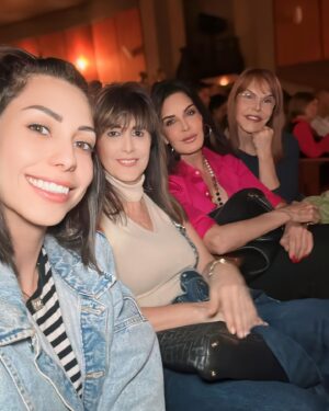 Hilda Abrahamz Instagram - Viernes de chicas y teatro 🎭  @kiara_true  @anabarone_design @danielagrate ✨✨✨ El principio de Arquímedes en el @trasnochocult con @soymariale @luispalmero @henrysotooficial @egonilka en su temporada 2024 ✨✨✨

Un gesto mal entendido que abre cientos de interrogantes sobre los miedos de la actualidad y los prejuicios.