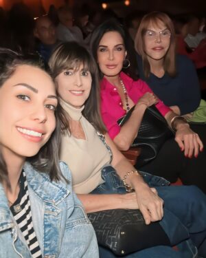 Hilda Abrahamz Instagram - Viernes de chicas y teatro 🎭  @kiara_true  @anabarone_design @danielagrate ✨✨✨ El principio de Arquímedes en el @trasnochocult con @soymariale @luispalmero @henrysotooficial @egonilka en su temporada 2024 ✨✨✨

Un gesto mal entendido que abre cientos de interrogantes sobre los miedos de la actualidad y los prejuicios.