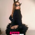 Hilda Abrahamz Instagram - ¡Los carnavales están aquí y es momento de conocer a Teresa, alias “La Gatúbela de la Pastora”! 🎭🐱 Prepárate para una fiesta llena de encanto y diversión junto a esta increíble mujer en ESPERANDO AL ITALIANO ✨✨✨ Teresa se transforma en Gatúbela y arrasa en los carnavales con su belleza y ocurrencias. 😻🎉 Su traje negro ceñido resalta su figura felina y misteriosa, mientras sus ojos brillantes y sonrisa traviesa te hipnotizan al instante. ¡Es imposible resistirse a su encanto felino! Pero Teresa no solo es hermosa, también es una experta en hacer reír y animar las fiestas. 💃 Su ingenio y humor contagian alegría a todos los presentes. Baila con gracia y agilidad, envolviendo a todos en su aura de diversión. Sumérgete en el mundo mágico de Teresa, la Gatúbela de la Pastora, y déjate llevar por su encanto irresistible. 🌟 No te pierdas a Teresa en acción en DOS ÚNICAS FUNCIONES ✨ Nos vemos este 24 y 25 de febrero en el @cculturalchacao ✨✨✨ ENTRADAS EN LAS TAQUILLAS DEL @cculturalchacao O POR @liveri.ve ✨✨✨ Asegura tu entrada ya!!! Será una experiencia inolvidable llena de risas, alegría y momentos mágicos✨✨✨ Una producción de @produccioneshildaabrahamz ✨✨✨ ¡Prepárate para vivir la fiesta más espectacular junto a Teresa, la Gatúbela de la Pastora! 🎉🎭 #HildaAbrahamz #Esperandoalitaliano