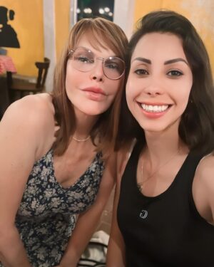 Hilda Abrahamz Instagram - 🌟 ¡Una foto que vale más que mil palabras! 🌟

En esta imagen, capturé un momento mágico y especial: ¡compartiendo la vida y el trabajo con mi hija @danielagrate , que también es mi mano derecha y socia en esta emocionante aventura como productora! @produccioneshildaabrahamz 💫💪

No puedo expresar con palabras lo feliz, dichosa y orgullosa que me siento al ver cómo hemos crecido juntas, enfrentando desafíos, superando obstáculos y celebrando logros. 👩‍👧💼✨

Esta etapa de mi vida es simplemente maravillosa. No solo tengo el privilegio de hacer lo que amo, sino que también puedo compartirlo con alguien tan especial como mi hija. ¡Es un sueño hecho realidad! 🌈💖

Cada día, me levanto con una sonrisa en el rostro, lista para conquistar el mundo junto a ella. Nuestro equipo es imparable y nuestra conexión, inquebrantable. Somos un ejemplo de que los sueños se hacen realidad cuando se persiguen con pasión y amor. 💫❤️🌟

Así que aquí estamos, dispuestas a dejar nuestra huella en el mundo del cine y el arte. Juntas, escribimos nuestra propia historia llena de éxito, risas y momentos inolvidables. No puedo esperar para ver qué aventuras nos esperan en el futuro. ¡El cielo es el límite! 🎬🚀

Gracias, mi hija @danielagrate , por ser mi compañera de vida y mi inspiración constante. ¡Eres mi mayor orgullo y mi mayor logro! Te amo más de lo que las palabras pueden expresar. 💕🌟

#MadreEHija #EquipoDeTrabajo #SociaYManoDerecha #AmorInfinito #HildaAbrahamz