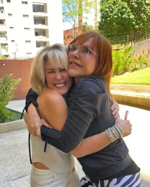 Hilda Abrahamz Instagram - 📸 Capturando momentos inolvidables con mi mejor amiga @carolina.perpetuo ... porque la verdadera amistad es como una hermandad. 👭💕

En esta foto, veo más que una simple imagen: veo años de risas compartidas, secretos guardados y apoyo incondicional. Cuando miro a mi lado, veo a alguien que siempre ha estado ahí para mí, en los buenos y malos momentos. Alguien que ha sabido cómo levantarme cuando más lo necesitaba y celebrar mis logros como si fueran los suyos propios.

La verdadera amistad es un regalo invaluable. Es tener a alguien con quien puedo ser completamente auténtica, sin temor a ser juzgada. Es sentirme comprendida incluso cuando no digo una palabra. Es tener a alguien que me conoce, incluso sin necesidad de explicaciones.

En esta foto, nuestros rostros reflejan todo el amor y la complicidad que hemos construido a lo largo de los años. No importa qué tan lejos estemos o cuánto tiempo pase entre nuestros encuentros, nuestra conexión es eterna. Es un lazo que trasciende la distancia y el tiempo.

Hoy quiero agradecer a mi mejor amiga por ser mi confidente, mi compañera de aventuras y mi apoyo inquebrantable. Gracias por ser esa persona especial en mi vida que siempre está dispuesta a escuchar, aconsejar y brindar un hombro en el que apoyarme.

Celebremos la amistad verdadera, aquella que nos da fuerzas cuando flaqueamos y nos llena de alegría cuando estamos juntas. Aquella que nos recuerda que no importa lo que pase, siempre estaremos ahí la una para la otra.

Etiqueta a tu mejor amiga en los comentarios y comparte este mensaje de amistad verdadera. 🌟💖”

#HildaAbrahamz #CarolinaPerpetuo