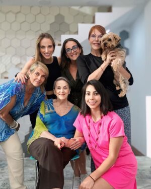 Hilda Abrahamz Instagram - Y así pasamos la tarde con la familia en nuestra casa 💜✨✨✨

Feliz día de la madre 💜✨✨✨✨✨

Me siento feliz de disfrutarte mamá @hildanavarro34 gracias hija mía @danielagrate por siempre ser tan especial y cocinar para nosotras.💜✨✨✨

Las amo ✨✨✨✨