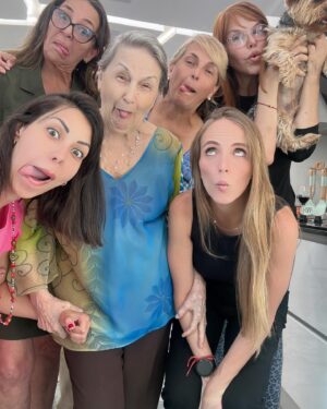 Hilda Abrahamz Instagram - Y así pasamos la tarde con la familia en nuestra casa 💜✨✨✨

Feliz día de la madre 💜✨✨✨✨✨

Me siento feliz de disfrutarte mamá @hildanavarro34 gracias hija mía @danielagrate por siempre ser tan especial y cocinar para nosotras.💜✨✨✨

Las amo ✨✨✨✨