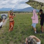 Hilda Abrahamz Instagram - ¡Prepárate para viajar en el tiempo y sumergirte en el mágico mundo de “Kaina”! 🌟✨ Hace dos años, tuve el honor de ser parte de una sesión de fotos épica en Canaima, donde revivimos al legendario personaje de Maniña Yerichana. ¡Y lo mejor aún, 27 años después de su estreno! 😱🎬 Fueron días llenos de energía y emoción, rodeados de un equipo de profesionales increíbles. Producción @danielagrate @produccioneshildaabrahamz Fotografía @guillefelizola Estilismo @ivocontreras Maquillaje @miguelotox Vestuario @storelola Locación @wakulodge Juntos, hicimos realidad el sueño de traer de vuelta a la vida a este personaje icónico y llevarlo a las majestuosas tierras de Canaima. 🌿🌄 Cada detalle fue cuidadosamente planeado para capturar la esencia mágica de Maniña Yerichana ✨✨✨ El escenario no podría haber sido más perfecto. Canaima, con sus cascadas impresionantes y su exuberante vegetación, nos envolvió en su atmósfera mística y nos permitió crear imágenes que evocan la magia y la conexión con la naturaleza que caracterizaba a Maniña Yerichana. 🌺🏞️ Esta sesión de fotos es un recordatorio de que las historias atemporales y los personajes inolvidables perduran en nuestros corazones. 💜 ¡Y hoy, los comparto con todos ustedes! Sigue acompañándome en este viaje lleno de nostalgia y magia, donde Maniña Yerichana cobra vida una vez más en Canaima. 💖✨ #KainaRevive #maniñayerichana #Hilda Abrahamz #CanaimaMágica #27AñosDespués #EquipoProfesional #Nostalgia #Magia #TelenovelasVenezolanas #kaina