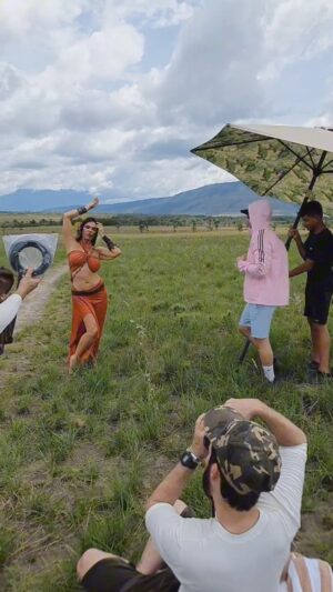 Hilda Abrahamz Instagram - ¡Prepárate para viajar en el tiempo y sumergirte en el mágico mundo de “Kaina”! 🌟✨ Hace dos años, tuve el honor de ser parte de una sesión de fotos épica en Canaima, donde revivimos al legendario personaje de Maniña Yerichana. ¡Y lo mejor aún, 27 años después de su estreno! 😱🎬

Fueron días llenos de energía y emoción, rodeados de un equipo de profesionales increíbles. 

Producción @danielagrate @produccioneshildaabrahamz 

Fotografía @guillefelizola 

Estilismo @ivocontreras 

Maquillaje @miguelotox 

Vestuario @storelola 

Locación @wakulodge 

Juntos, hicimos realidad el sueño de traer de vuelta a la vida a este personaje icónico y llevarlo a las majestuosas tierras de Canaima. 🌿🌄

Cada detalle fue cuidadosamente planeado para capturar la esencia mágica de Maniña Yerichana ✨✨✨

El escenario no podría haber sido más perfecto. Canaima, con sus cascadas impresionantes y su exuberante vegetación, nos envolvió en su atmósfera mística y nos permitió crear imágenes que evocan la magia y la conexión con la naturaleza que caracterizaba a Maniña Yerichana. 🌺🏞️

Esta sesión de fotos es un recordatorio de que las historias atemporales y los personajes inolvidables perduran en nuestros corazones. 💜 

 ¡Y hoy, los comparto  con todos ustedes! Sigue acompañándome  en este viaje lleno de nostalgia y magia, donde Maniña  Yerichana cobra vida una vez más en Canaima. 💖✨

#KainaRevive #maniñayerichana #Hilda Abrahamz #CanaimaMágica #27AñosDespués #EquipoProfesional #Nostalgia #Magia #TelenovelasVenezolanas #kaina