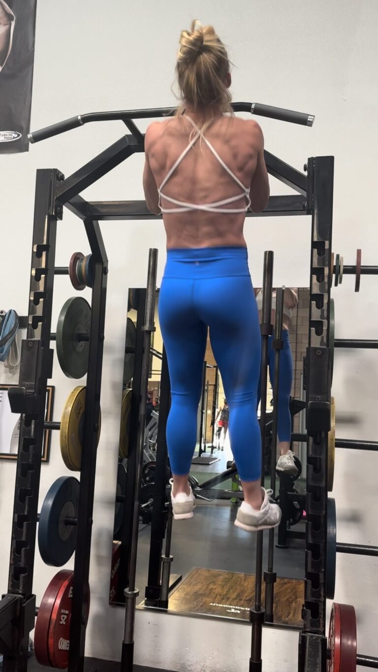 Holly Holm Instagram - Want a video on ways to learn pull ups?! They were super easy for me as a gymnast growing up but I had to relearn as an adult. I might put a video together for you all if you want a few ideas. 💪