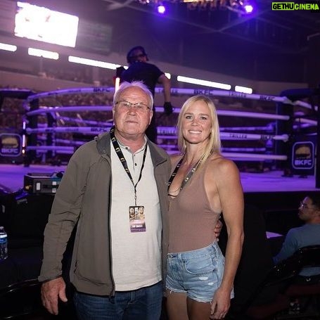 Holly Holm Instagram - Supporting all our 505 fighters here at @bareknucklefc tonight! With my pops and my big bro @holm3283_the_barber