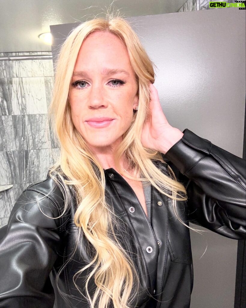 Holly Holm Instagram - On our way. Press conference #ufc300 🙂