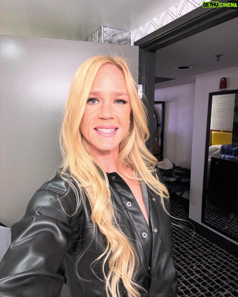 Holly Holm Instagram - On our way. Press conference #ufc300 🙂