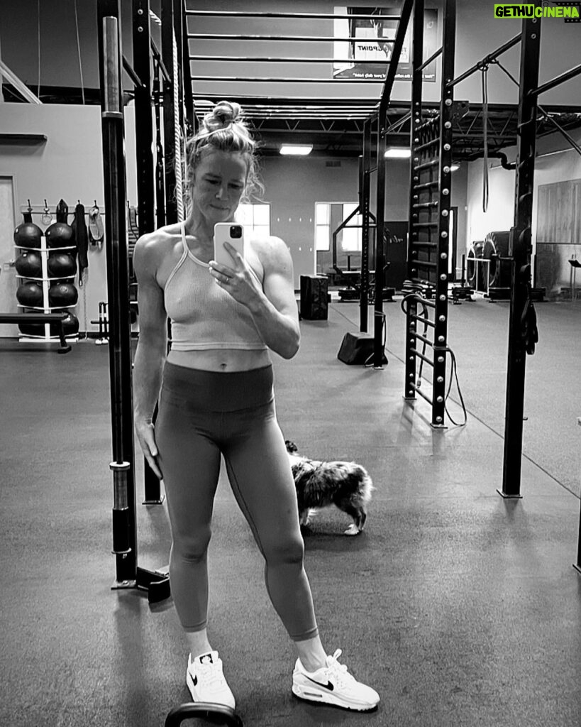 Holly Holm Instagram - Wednesday pump 💪 thank you @teamturningpoint