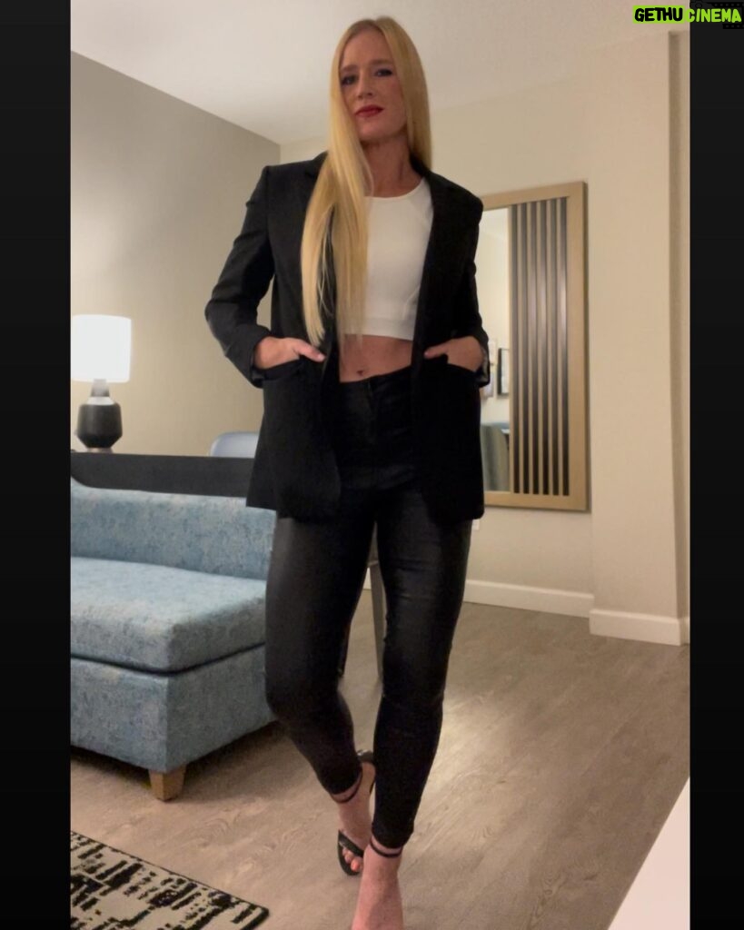 Holly Holm Instagram - 🖤🤍