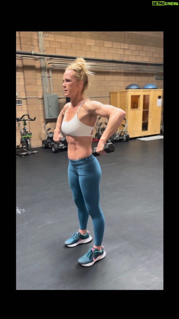 Holly Holm Instagram - Just getting my pump on with these 5 pound weights. 😉 @teamturningpoint