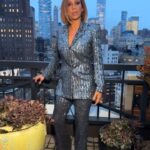 Holly Robinson Peete Instagram - “Newwww York is where I’d rather beeee!! 🎶 …I just adore a Penthouse view!🗽🏙️🍎 Darling I love you, but give me ____ ____”🎶 Iykyk …throwing it back to a super fun photo sesh with @rennyvasquez @makeupbyjohnmendez Suit: @pamellaroland 💓💓💓 #newyork #newyorkcity #nyc