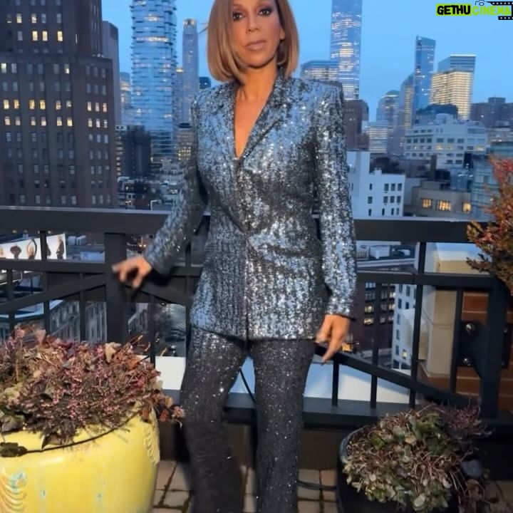 Holly Robinson Peete Instagram - “Newwww York is where I’d rather beeee!! 🎶 …I just adore a Penthouse view!🗽🏙️🍎 Darling I love you, but give me ____ ____”🎶 Iykyk …throwing it back to a super fun photo sesh with @rennyvasquez @makeupbyjohnmendez Suit: @pamellaroland 💓💓💓 #newyork #newyorkcity #nyc