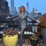 Holly Robinson Peete Instagram - “Newwww York is where I’d rather beeee!! 🎶 …I just adore a Penthouse view!🗽🏙️🍎 Darling I love you, but give me ____ ____”🎶 Iykyk …throwing it back to a super fun photo sesh with @rennyvasquez @makeupbyjohnmendez Suit: @pamellaroland 💓💓💓 #newyork #newyorkcity #nyc