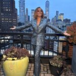 Holly Robinson Peete Instagram - “Newwww York is where I’d rather beeee!! 🎶 …I just adore a Penthouse view!🗽🏙️🍎 Darling I love you, but give me ____ ____”🎶 Iykyk …throwing it back to a super fun photo sesh with @rennyvasquez @makeupbyjohnmendez Suit: @pamellaroland 💓💓💓 #newyork #newyorkcity #nyc