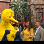 Holly Robinson Peete Instagram - Happy birthday, Big Bird! 🎂🎉🥳I had the unbelievable honor to have met you before the world did in 1969! Before all your head feathers came in! (SWIPE)😂😂 Rest In Peace, #CarrollSpinney 💚💛 #SesameStreet #GordonsDaughter #mattrobinson