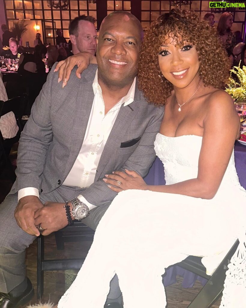 Holly Robinson Peete Instagram - Awesome date night supporting one of our favorite charities founded by one of my favorite people! 🫀🩷Congratulations @yasbeckamy @johnritterfoundation on a terrific night of fundraising and continuing to spread awareness for #aorticdissection it’s just unfathomable that we lost #JohnRitter 20 years ago. I remember that day like it happened yesterday being by Amy’s side the next morning….💔💔From that painful day -for her to create this foundation and so much awareness, saving lives and educating people is so admirable…please support this amazing charity!! I’m so proud of you, Amy. I love you so much. #AnEveningFromTheHeart