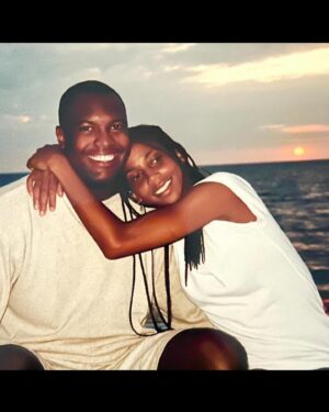 Holly Robinson Peete Instagram - That’s My Pisces Quarterback! Happy Birthday, Hun!! 🎂🎆🎶🏈
All my Love and Devotion is yours always and FO’ EVA! 
Till the RIMS fall off🤣 This 30 plus year journey with you has been a Godsend every last moment. ALL of it. Thank you for continuing to evolve and grow even though you’re an old dog🤣 Most of all thank you for your patience and unconditional love for me and your family—-You are loved and appreciated!! 🎂🎂🎂🎉🎉🎉💕💕💕🙏🏾🙏🏾🙏🏾 @rodneypeete9 #happybirthday #rodneypeete #pisces #piscesseason