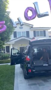 Holly Robinson Peete Instagram - 🎂🍾🎤Today is the birthday of one of my favorite singers! In 2020 for our 25th anniversary, we couldn’t celebrate like we wanted to with everyone being inside for the pandemic. Well, our friend @officialjeffreyosborne agreed to come have a socially distant driveway sunroof top serenade for this milestone moment!!! We will never ever forget this act of selfless friendship… and sang our wedding song Love Ballad ! Who does this?? 🥹🥹🥹Happy birthday to you, JO!! Your voice still sounds like it’s 1976 when you first dropped this iconic single! #HappyBirthday #JeffreyOsborne #LoveBallad Question: What’s your favorite smash from JO??