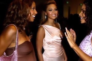 Holly Robinson Peete Instagram - #flashbackfriday 2004 I was sooo pregnant with baby 4 aka @romanpeete… they had no kids yet 🤰🏽- now we have 9 kids total between us👶🏽!! 
Just being photographed with these women made me feel pretty! The glow was contagious ✨✨✨💖💖💖💖 @beyonce @halleberry @oprah #BarbaraDavis #beyonce
📸 Michael Caulfield