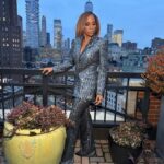 Holly Robinson Peete Instagram - “Newwww York is where I’d rather beeee!! 🎶 …I just adore a Penthouse view!🗽🏙️🍎 Darling I love you, but give me ____ ____”🎶 Iykyk …throwing it back to a super fun photo sesh with @rennyvasquez @makeupbyjohnmendez Suit: @pamellaroland 💓💓💓 #newyork #newyorkcity #nyc
