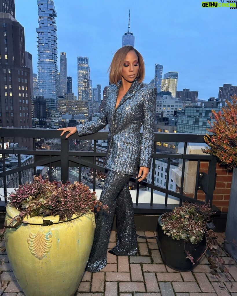 Holly Robinson Peete Instagram - “Newwww York is where I’d rather beeee!! 🎶 …I just adore a Penthouse view!🗽🏙️🍎 Darling I love you, but give me ____ ____”🎶 Iykyk …throwing it back to a super fun photo sesh with @rennyvasquez @makeupbyjohnmendez Suit: @pamellaroland 💓💓💓 #newyork #newyorkcity #nyc