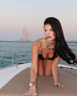 Holly Scarfone Instagram - Dubai embrace me like a Emirati 🛥️