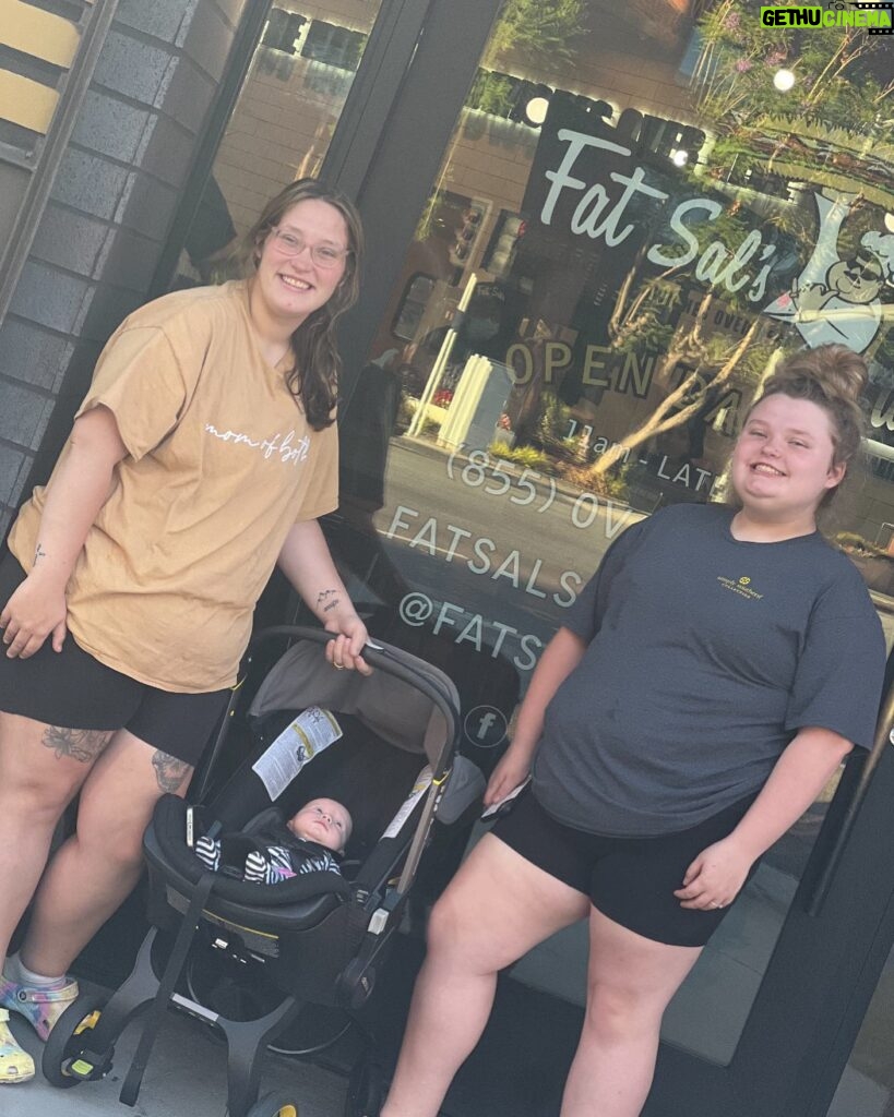 Honey Boo Boo Instagram - We got invited to @fatsalsdeli last night and it was delicious!! First visit and we’ll be definitely going back when we’re in town!! #fatsalsdeli #honeybooboo