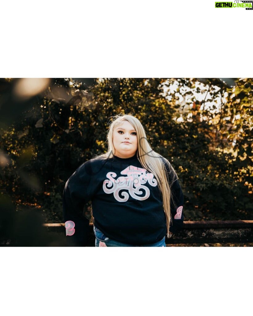 Honey Boo Boo Instagram - It's honestly so crazy to believe that I'm a senior this year. I've had so many disadvantages along the way but I've never let that stop me. I have so many people to thank for pushing me & making sure my head was on straight. There were plenty of times I felt like just giving you, I felt I couldn't do it anymore but something told me not to give up & I didn't. In a little over 6 months, I will walk across the stage to receive my diploma & I hope I made everyone proud of me, especially my nana that was looking down on me the whole way through & even if I didn't I will always be so proud of myself. Also everyone can say hey to your future neonatal nurse 🥰 #classof2023 #seniorszn #imout Thank you @kellyleverettphotography for these beautiful pictures 💗! 💄- @slayedbymiraa._ 👁 - @lashedby_dannii 💇🏼‍♀️ - @tiasiaslays_ & @stizzygii