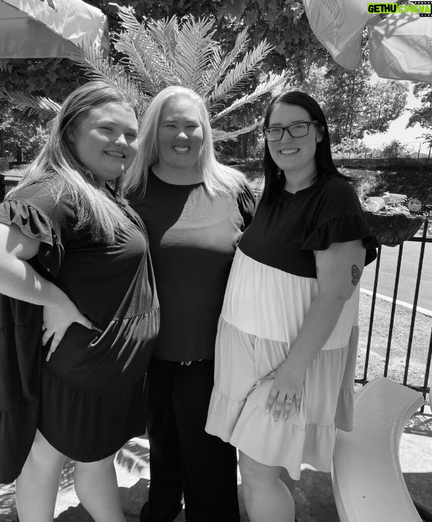 Honey Boo Boo Instagram - happy mother’s to all the amazing mother’s out there but most importantly to these beautiful lady’s 🥰 ! thank you both for supporting me no matter what , i love y’all , forever ❤️ .