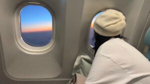 Hong Hyun-hee Instagram - 준범아 엄마아빠 일하러 가는거얌✈️
준범이 낳고 처음으로 둘만 떠나는데 힝 .....
근데 나왜 샴페인들고 웃고있🤪 자...자유...시....간(?)

(울엄마 울어머님 감사해용 살앙해용 ♥️)