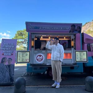 Hong Hyun-hee Instagram - 요즘너무바쁜 이쓴씨♡ 
업자가 왜 나보다 더방송많이해????????🤣
오늘이 벌써 결혼5주년 오늘도 열일하는 당신을위해  준비한 써프라이즈 히히 
♥️🎁🎉