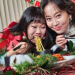 Hong Hyun-hee Instagram - @ryusdb 준열이가 (급친한척)찍어준 사진 어떤대 ㅋㅋㅋ 작품: 라면먹는 외계인 정아언니 체고 준열이 체고 전참시 체고❤️ #외계인2 대박나세유👏👏👏👏