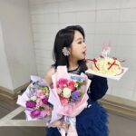 Hong Hyun-hee Instagram - @sooo0__0 정말 한땀한땀 세상에 한벌뿐인 드레스 힐 보단 운동화 ~혀니스타일 ♡ 김실장님 2024년에 더더더 대박납시다 언니가 잘할께😍 상워니 안본부장님도 감사🤩 2023년 모두들 감사했습니다.😍 마무리 잘하자 으짜 @aluu_minseon @aluu_hanhyunjae85 예쁘게 꾸며 주셔서 감사해윱😁