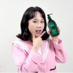 Hong Hyun-hee Instagram - 머리숱도 지키고 #바이브랩 광고도 쭈욱 지키고 ㅋㅋㅋㅋㅋㅋ 2024년에도 #바이브랩 모델이 되었습니다 !! 우리한번 쭈욱 같이 써보아요 💯 나의모발책임져주는 바이브랩 평생 만들어주세요 . 엄마 광고촬영현장에 놀러온 듄바미 💚 #바이브랩샴푸 #바이브랩속눈썹영양제 #바이브랩두피앰플