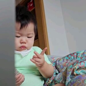 Hong Hyun-hee Instagram - 아침에 나닮아서 많이붓네 🤣🤣🤣
 오늘 v 쁘이 란걸 해봤습니다만 
 ㅋㅋㅋㅋㅋㅋㅋㅋㅋ