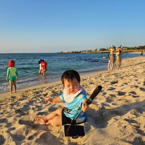 Hong Hyun-hee Instagram - 13개월3일차  셀카봉들고 브이로그찍는 폼 어떤대.ㅋㅋㅋㅋ
듄바마 근데 왜 모래만찍 🤣🤣🤣🤣🤣🤣