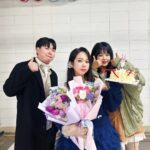 Hong Hyun-hee Instagram - @sooo0__0 정말 한땀한땀 세상에 한벌뿐인 드레스 힐 보단 운동화 ~혀니스타일 ♡ 김실장님 2024년에 더더더 대박납시다 언니가 잘할께😍 상워니 안본부장님도 감사🤩 2023년 모두들 감사했습니다.😍 마무리 잘하자 으짜 @aluu_minseon @aluu_hanhyunjae85 예쁘게 꾸며 주셔서 감사해윱😁