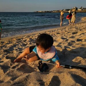 Hong Hyun-hee Instagram - 13개월3일차  셀카봉들고 브이로그찍는 폼 어떤대.ㅋㅋㅋㅋ
듄바마 근데 왜 모래만찍 🤣🤣🤣🤣🤣🤣