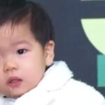 Hong Hyun-hee Instagram - 아구❤️❤️❤️❤️❤️ 듄바미 레드카펫 밟았져염?? ㅋㅋㅋㅋㅋ 얼떨떨 ㅋㅋㅋㅋㅋㅋㅋㅋ 강아지 멍 했는데 마이크 물렸네....ㅋㅋㅋㅋㅋㅋ 뉴규니??? ㅋㅋㅋㅋㅋㅋㅋㅋㅋ 그냥 침만 흘리고 ............ㅋㅋㅋㅋㅋ #아빠와아들👨‍👦 @im_jasson @junbummy