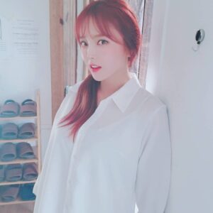 Hong Jin-young Instagram - 촬영듕3  11월2일 새앨범으로 컴백합니다아앙~~~♡ #둑흔 #D-21 #커밍쑨🙊