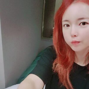 Hong Jin-young Instagram - 간만에 피부과~~^^ 관리받을땐 앞깐ㅋㅋㅋ #빨간머리홍 11.2일 #컴백♡