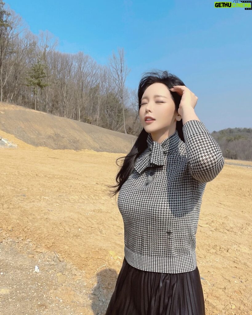Hong Jin-young Instagram - 김포 #고막리 에서 귀호강아닌 코호강ㅋ 공기좋으다~~~💕 한살한살 먹을수록 공기좋은곳을 찾게되더라구요.. #나만그래요⁉️🤷🏻‍♀️ 😂