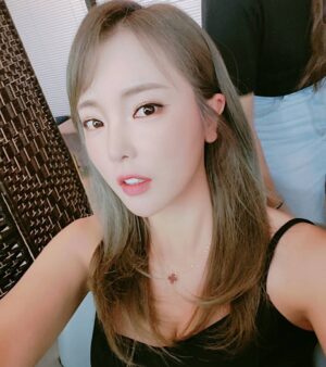 Hong Jin-young Instagram - 오늘은 앞머리 #앞깐 오늘부터 무지더워지려나? 날이덥습니당!! 모두들 건강조심하세요오♡오늘은 미우새 보는날♡